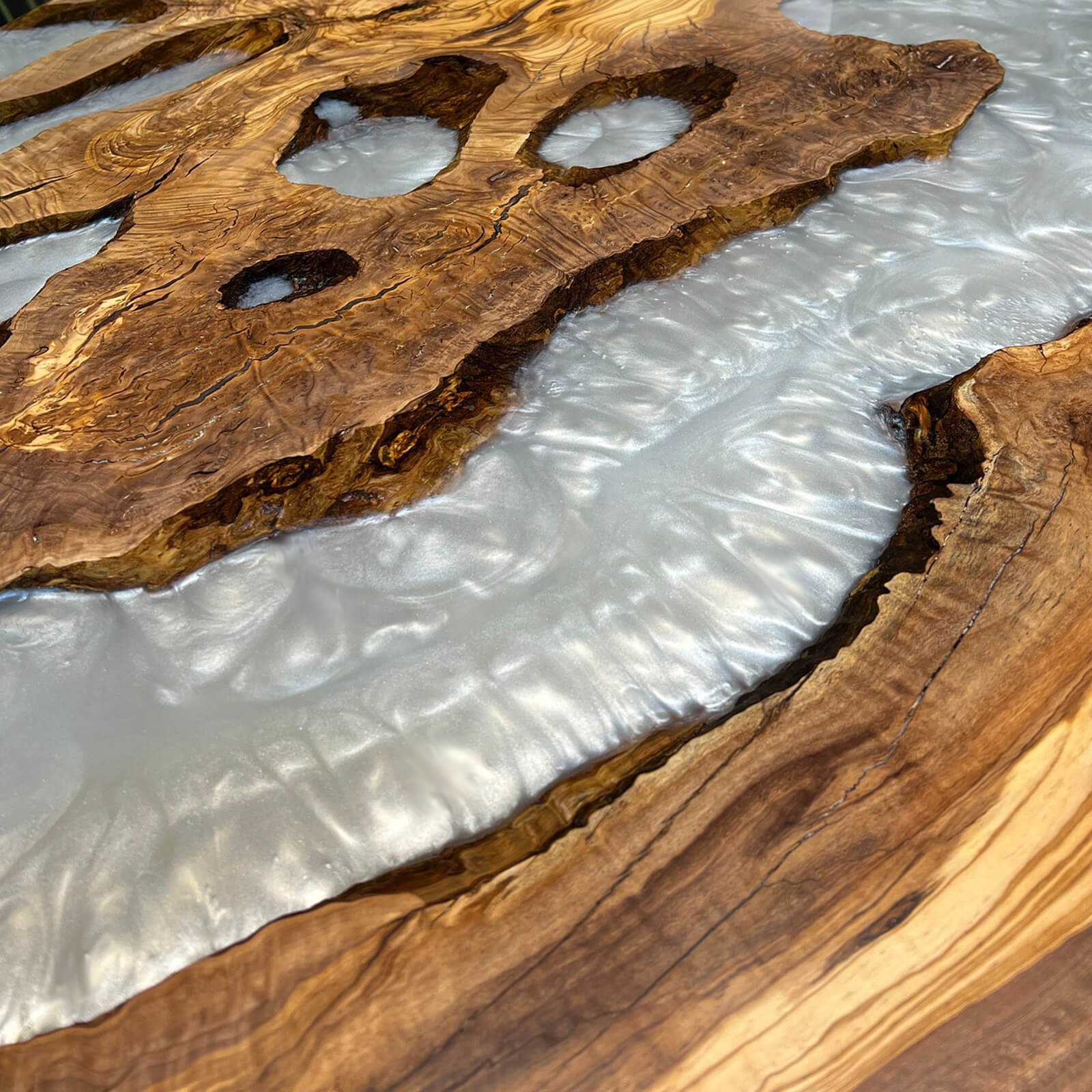 Custom Olive Epoxy Resin Round Coffee Table White Resin